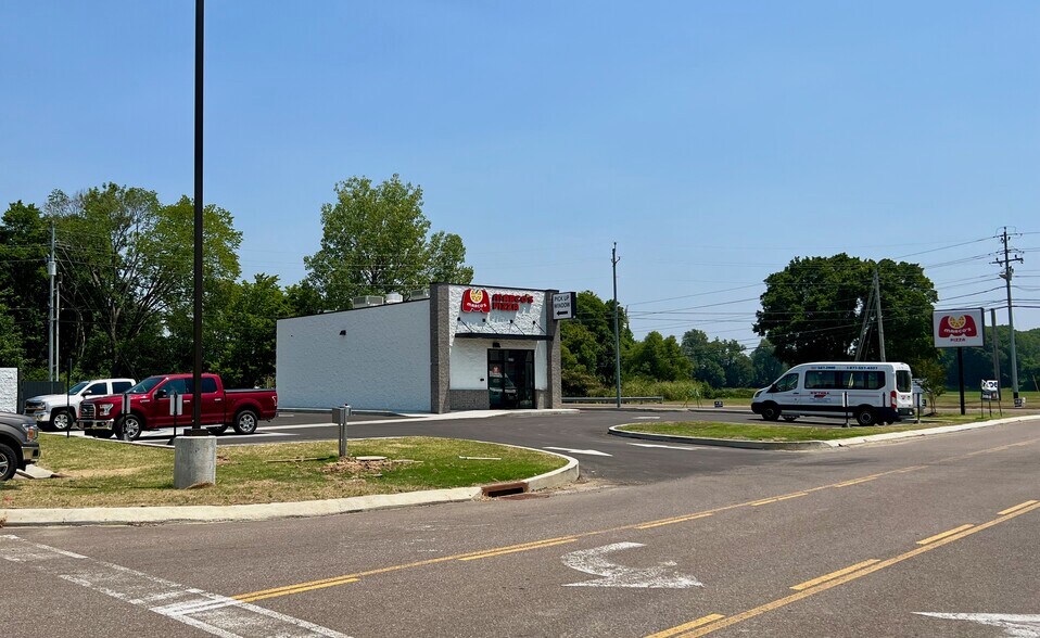 Primary Photo Of 2375 Parr Ave, Dyersburg Fast Food For Sale