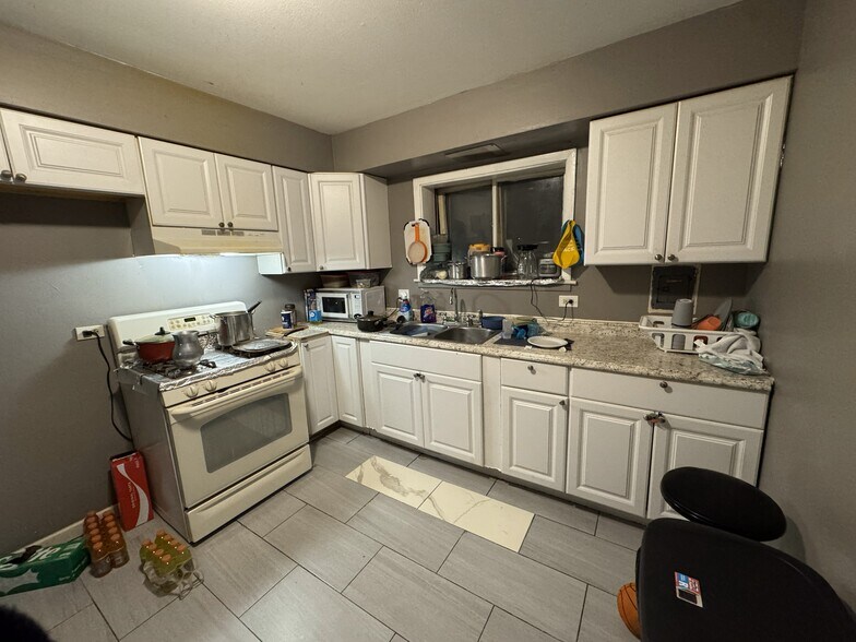 More Photos Of 108 W Elizabeth Dr, Addison Apartments For Sale