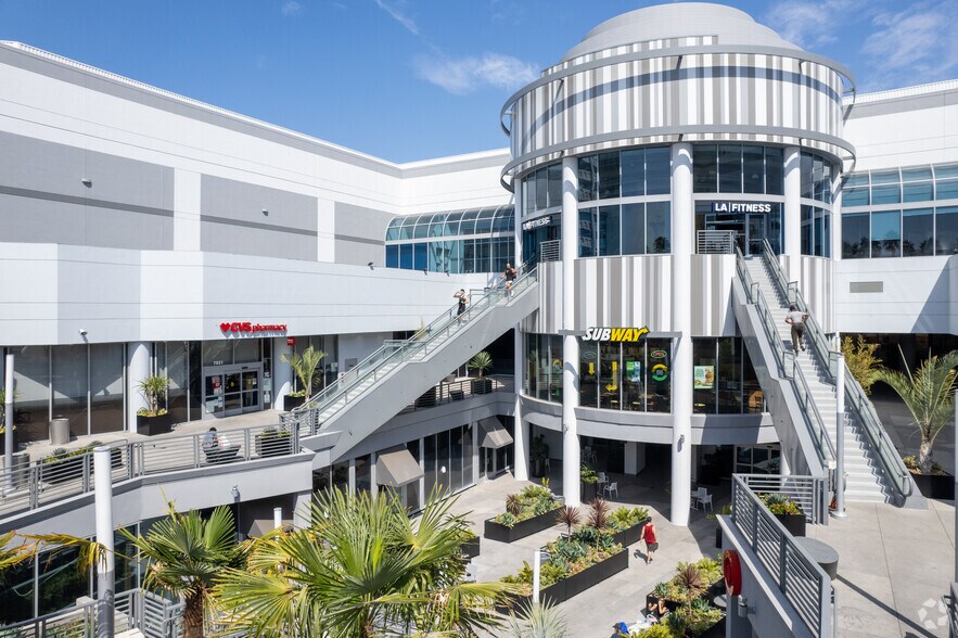 More Photos Of 7021 Hollywood Blvd, Los Angeles General Retail For Lease