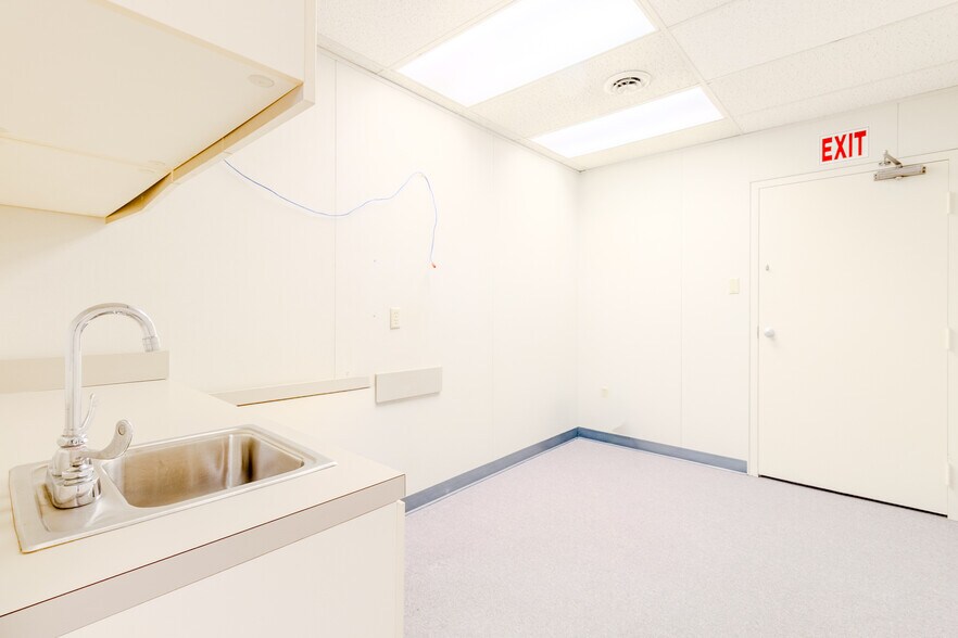 More Photos Of 346 Freeport Rd, New Kensington Medical For Lease