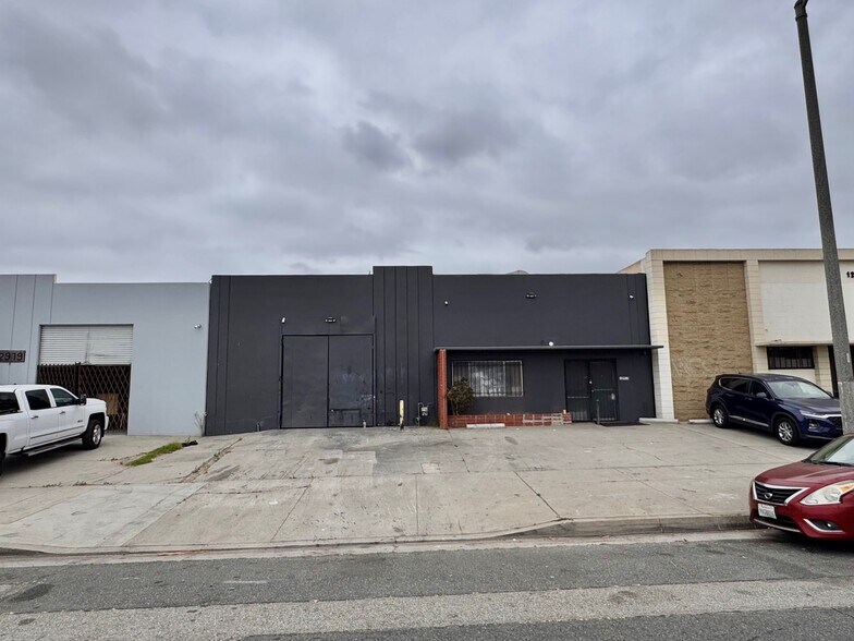 More Photos Of 12913 S Broadway, Los Angeles Manufacturing For Sale