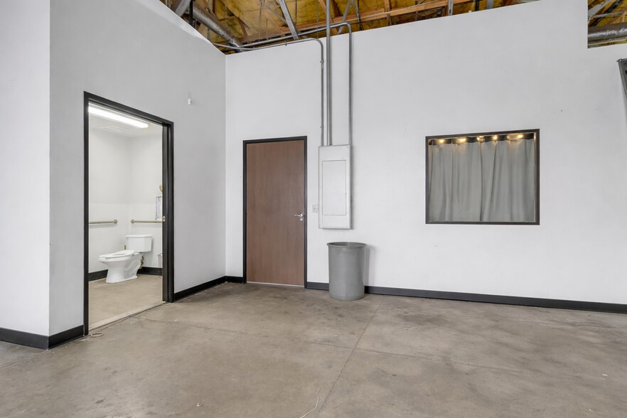 More Photos Of 3748 Civic Center Dr, North Las Vegas Light Manufacturing For Sale