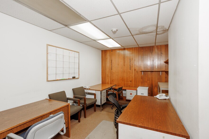 More Photos Of 835 SE 17th Ave, Portland Office For Sale