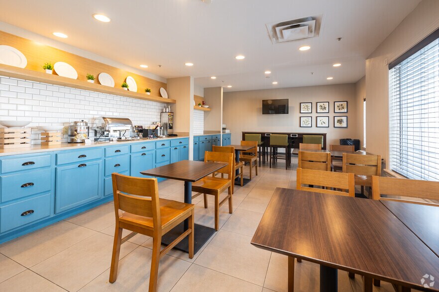 More Photos Of 541 W Dussel Dr, Maumee Hotel For Sale