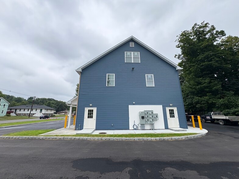 More Photos Of 1347 New Haven Rd, Naugatuck General Retail For Lease