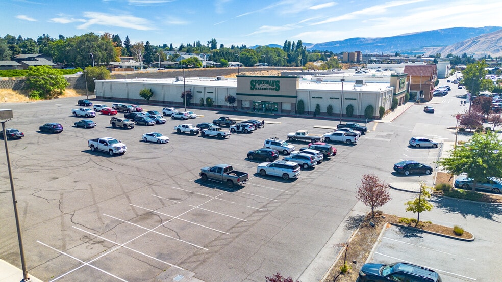 More Photos Of 611 Valley Mall Pky, East Wenatchee General Retail For Sale