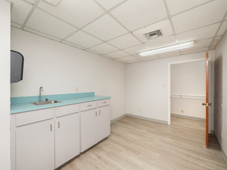 More Photos Of 4409 Menchaca Rd, Austin Medical For Sale