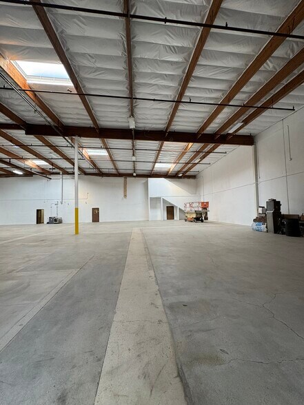 More Photos Of 850 Flynn Rd, Camarillo Warehouse For Lease