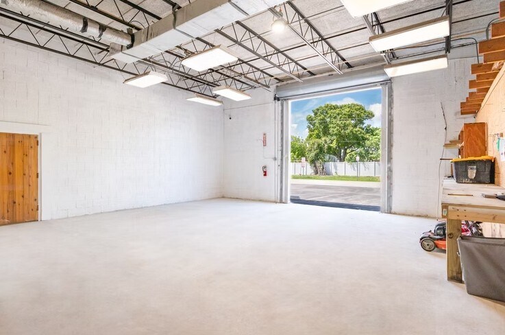 More Photos Of 610 NE 29th St, Pompano Beach Warehouse For Lease