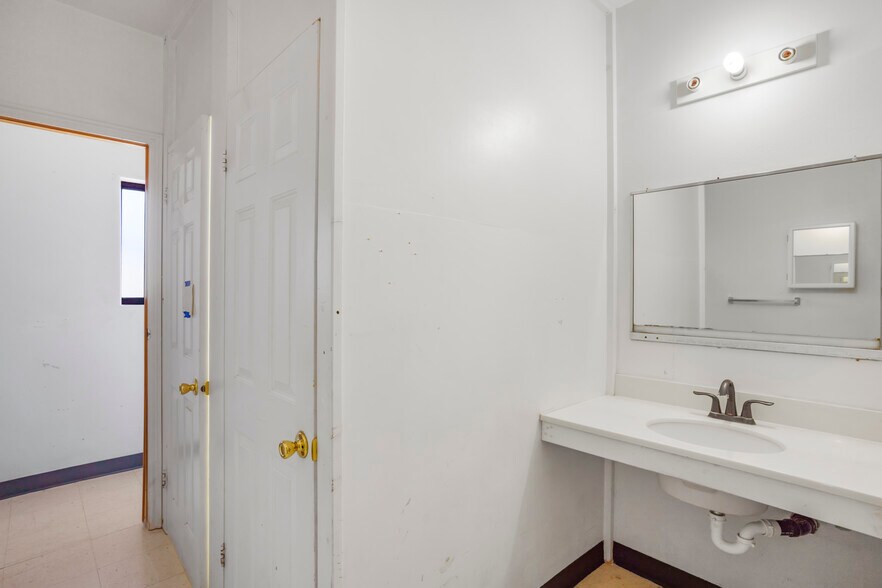 More Photos Of 140 Central St, Colorado City Office For Sale