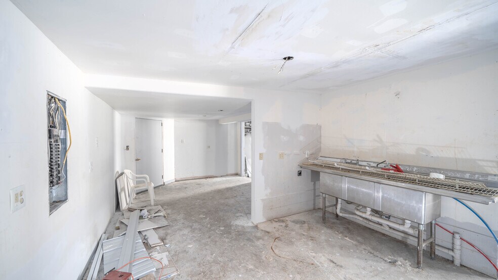 More Photos Of 55925 E Highway 85A, Bernice Freestanding For Sale