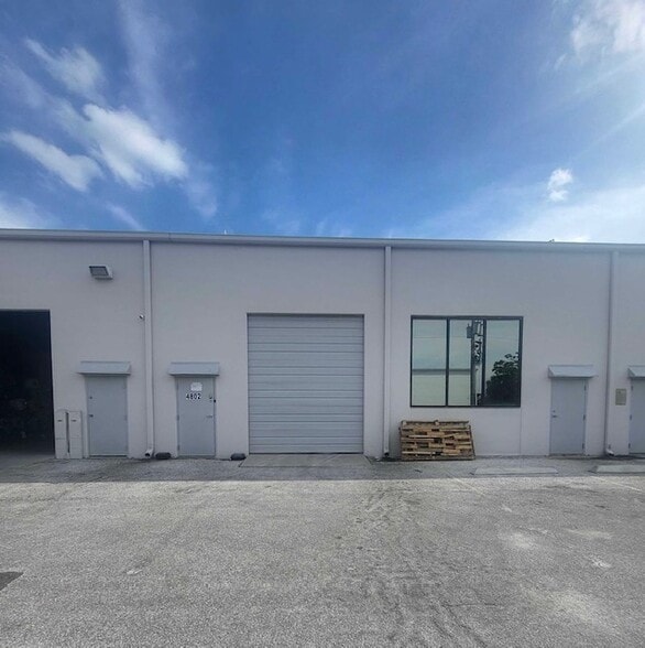 More Photos Of 4780-4806 N Orange Blossom Trl, Orlando Showroom For Lease