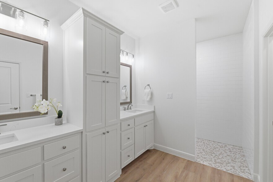 More Photos Of 200-210 Ewell st, Granbury Apartments For Sale