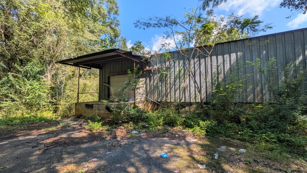 More Photos Of 222 Pecan St, Evergreen Warehouse For Sale