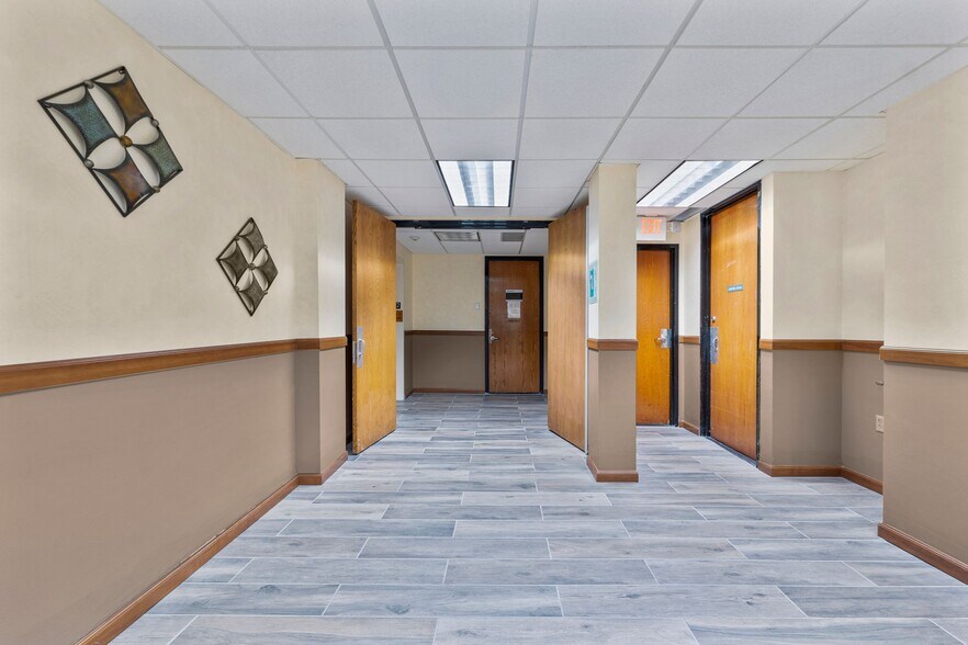 More Photos Of 14546 Hamlin St, Van Nuys Office For Lease