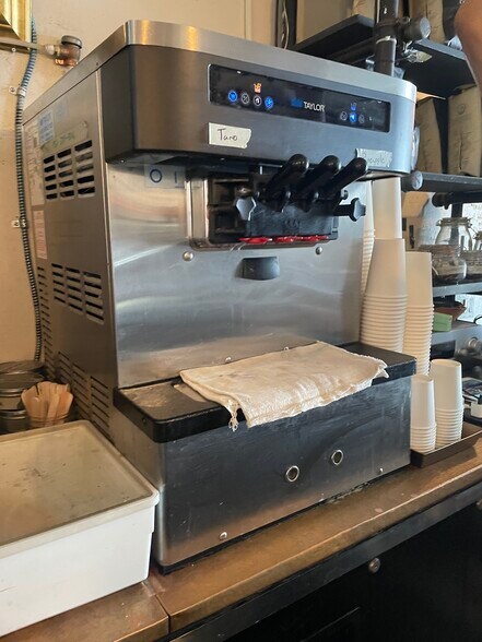 More Photos Of 119 Knickerbocker Ave, Brooklyn Apartments For Lease