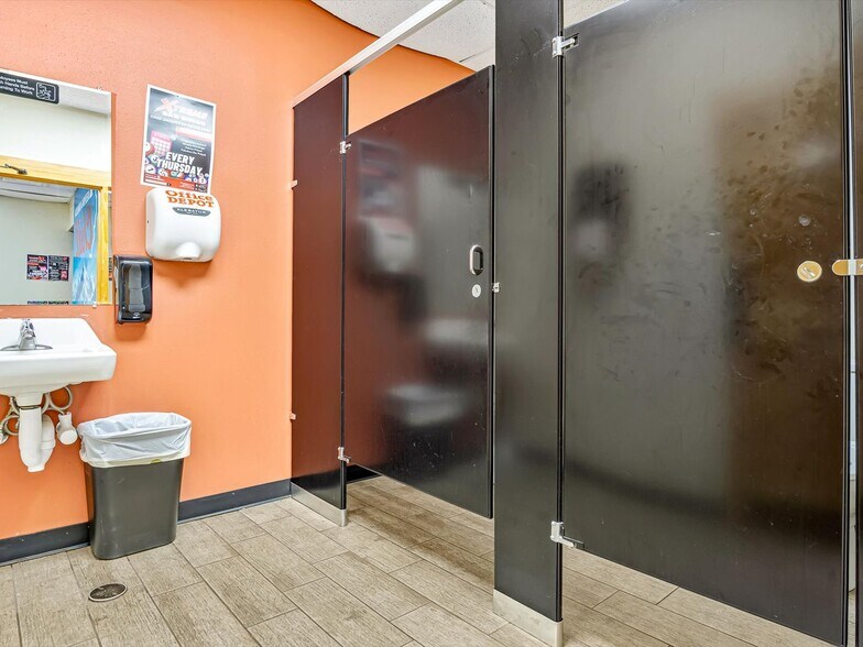 More Photos Of 116 N Main St, Marissa Freestanding For Sale