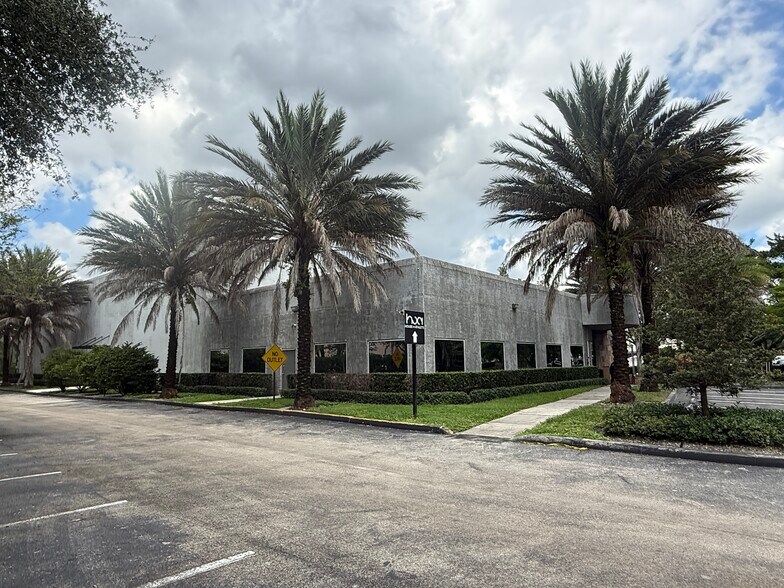 More Photos Of 1495 N Park Dr, Weston Showroom For Sale