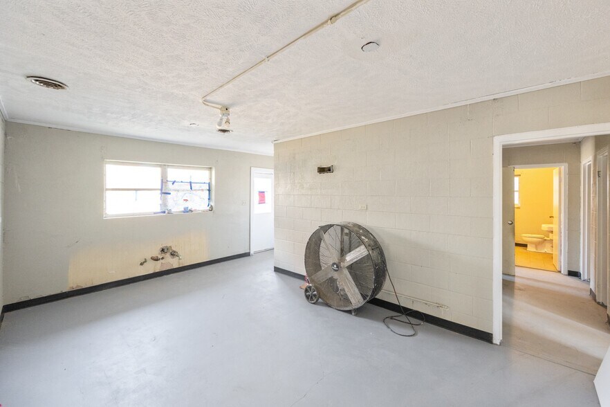 More Photos Of 105 Kentucky Ave S, Parsons Light Distribution For Sale