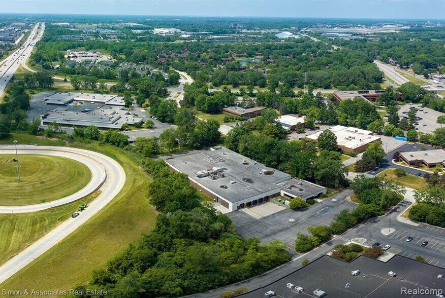 More Photos Of 15203 S Commerce Dr, Dearborn Manufacturing For Lease