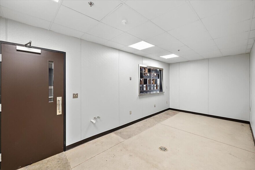 More Photos Of 7400 W McNichols Rd, Detroit Bar For Lease