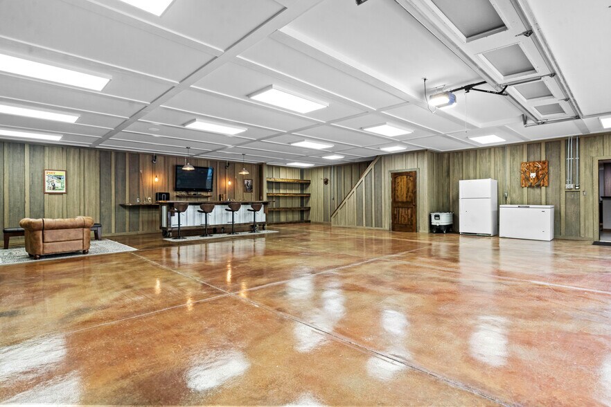 More Photos Of 11155 Hubbard Rd, Kansas City Flex For Sale