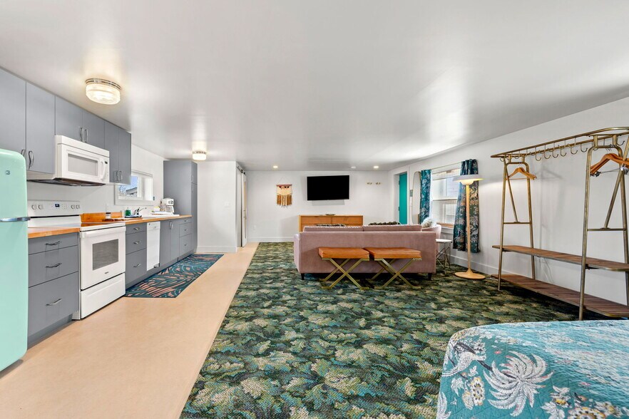 More Photos Of 741 Ocean Blvd, Rye Hotel For Sale