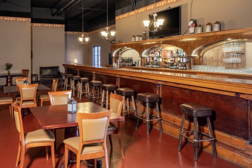 More Photos Of 100 N E St, Virginia City Hotel For Sale