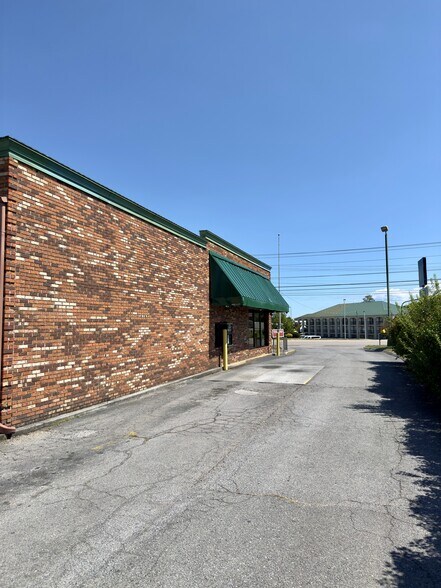 More Photos Of 2607 N Roan St, Johnson City Freestanding For Lease