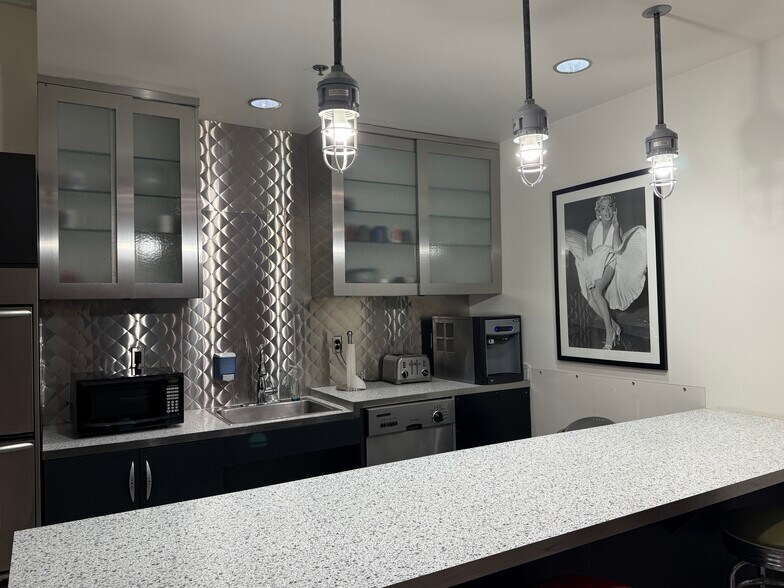 More Photos Of 611 S Main St, Grapevine Office For Lease