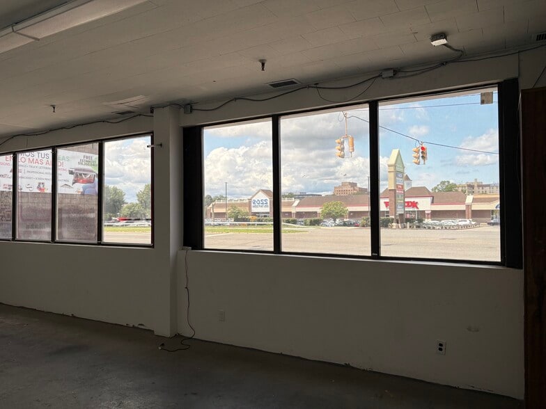 More Photos Of 299 Peninsula Blvd, Hempstead Showroom For Lease