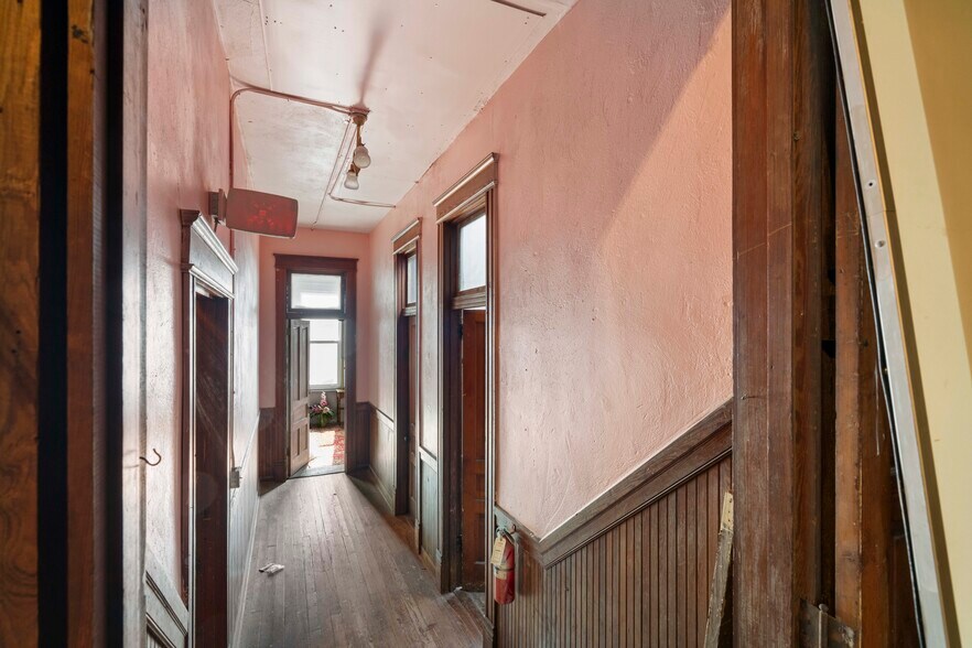 More Photos Of 106 W Oak St, Arcadia Storefront For Sale