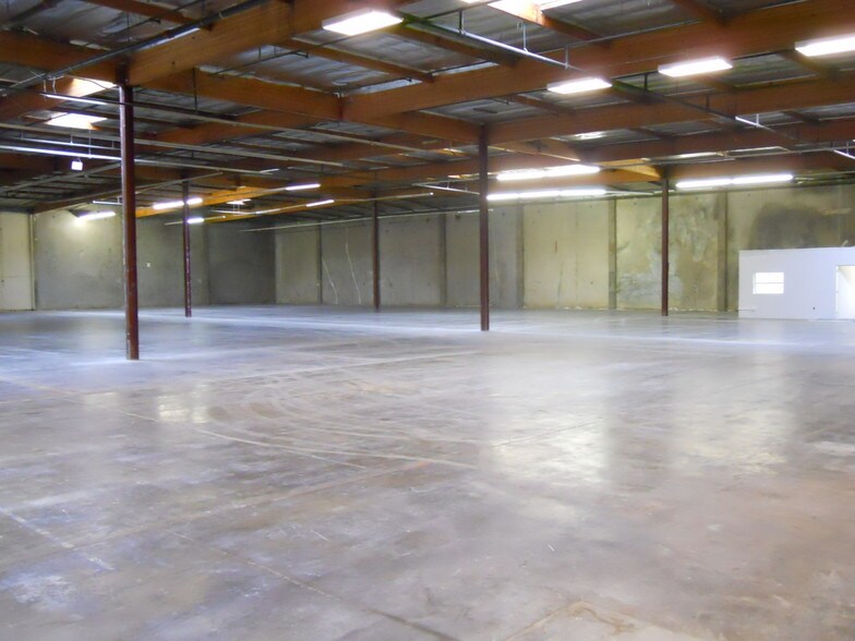 More Photos Of 7104-7110 Jackson St, Paramount Manufacturing For Lease