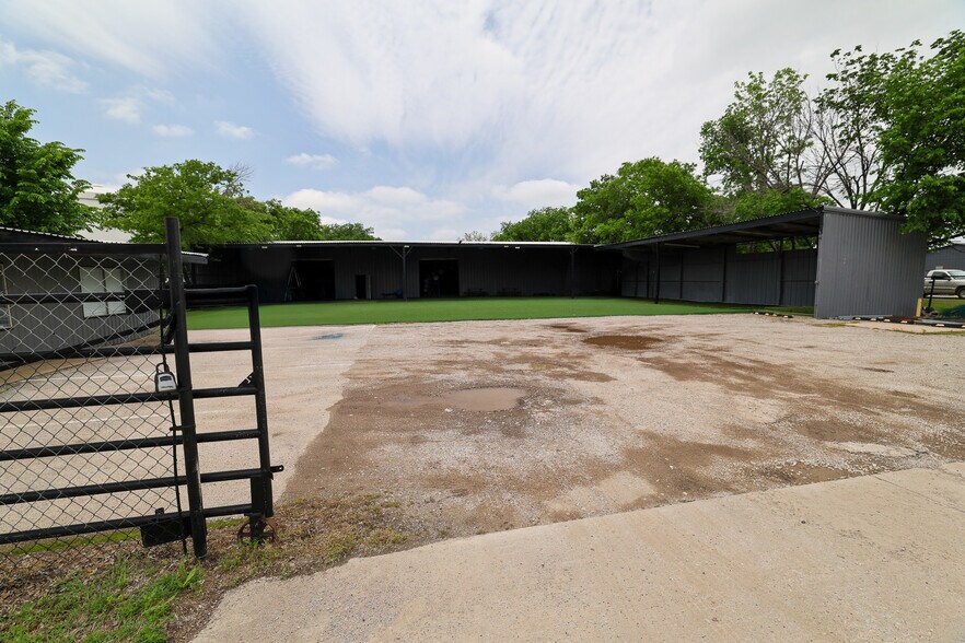 More Photos Of 415 Topeka Ave, Justin Warehouse For Sale