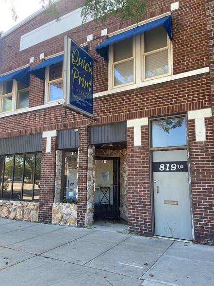 More Photos Of 819 W College Ave, Appleton Storefront Retail Residential For Lease