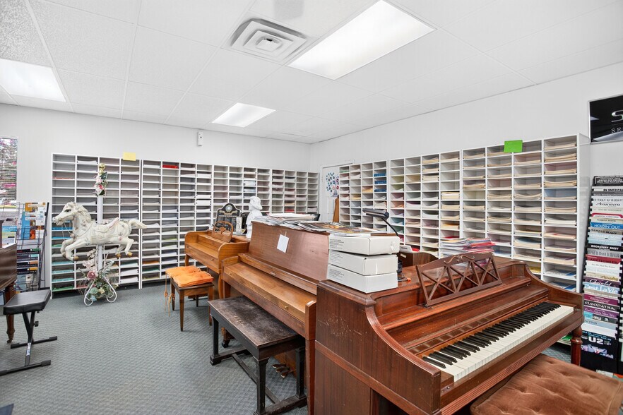 More Photos Of 1319 S John Redditt Dr, Lufkin Office For Sale