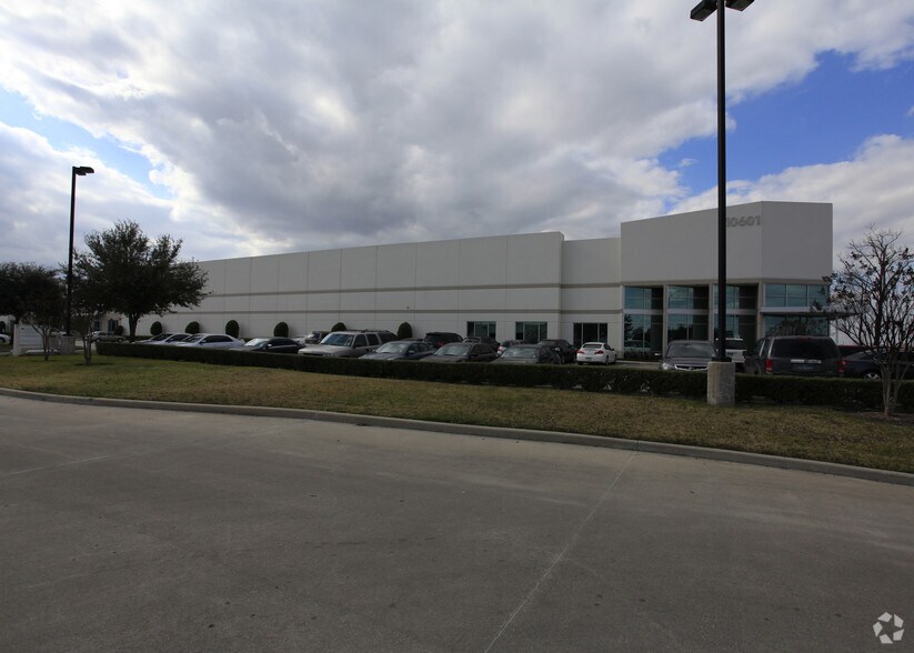 More Photos Of 10601 S Sam Houston Pky W, Houston Warehouse For Lease