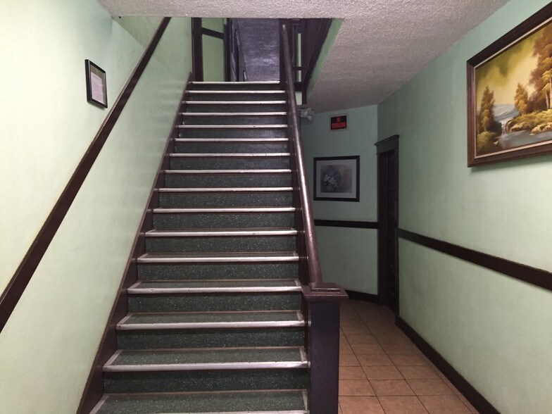 More Photos Of 238 W 10th St, San Pedro Hotel For Sale