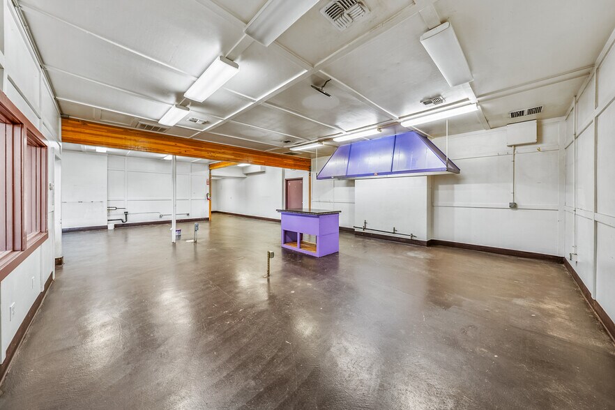 More Photos Of 211 Front St, Central Point General Retail For Sale