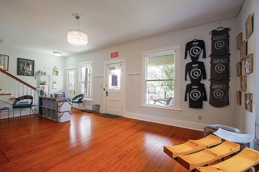 More Photos Of 108 W 10th 1/2 St, Houston Storefront Retail Office For Lease