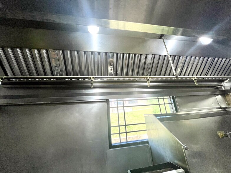 More Photos Of 924 N Main St, Mountain Grove Restaurant For Sale