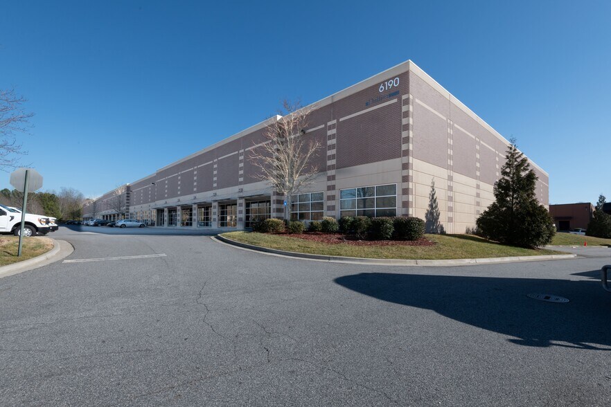 More Photos Of 6190 Shiloh Crossing, Alpharetta Distribution For Lease