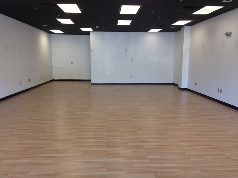 More Photos Of 12911 Cantrell Rd, Little Rock Storefront For Lease