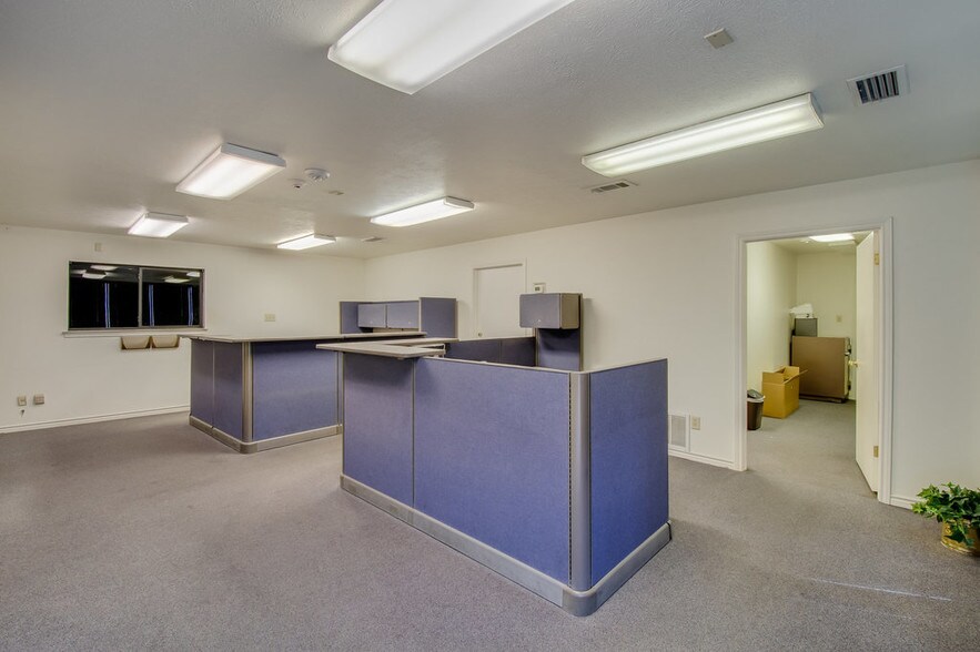 More Photos Of 1212 S Clay St, Ennis Manufacturing For Sale