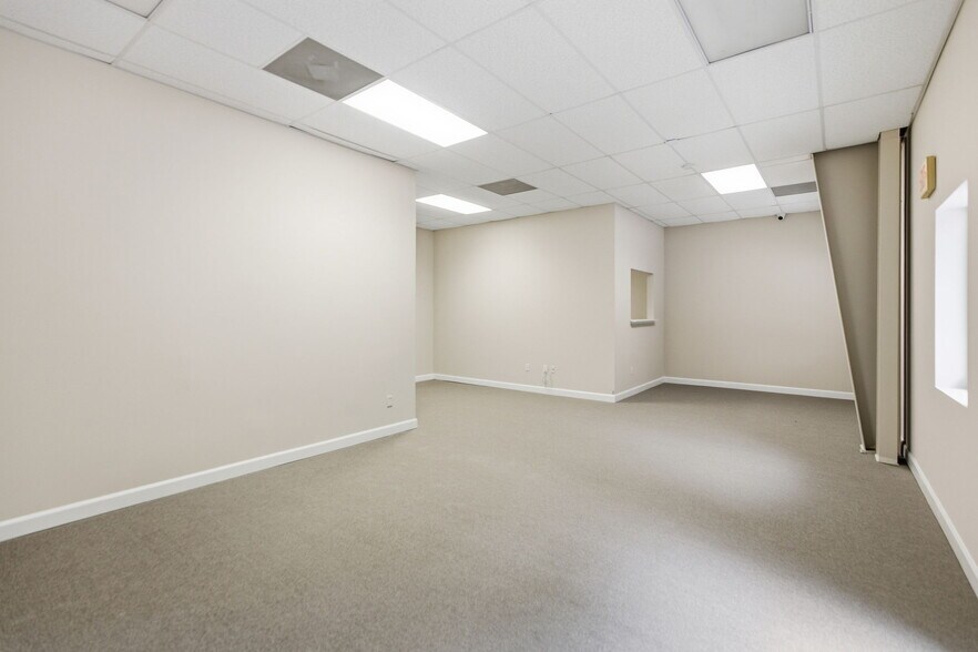 More Photos Of 136 Beach City Rd, Hilton Head Flex For Lease