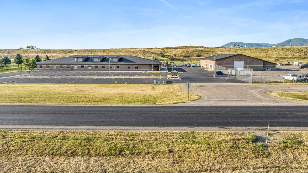 More Photos Of 920 NE Main St, Lewistown Office For Sale