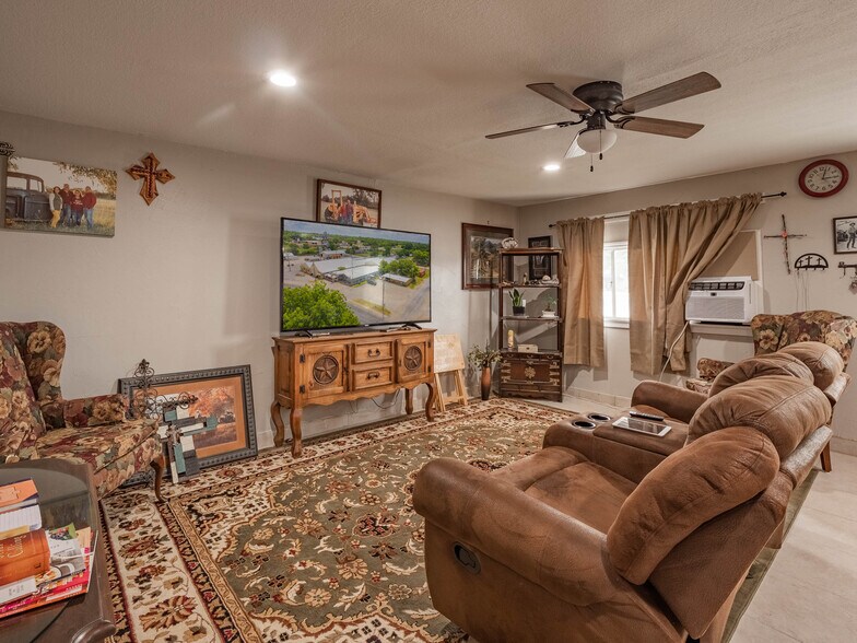 More Photos Of 424 N Texas St, De Leon Restaurant For Sale