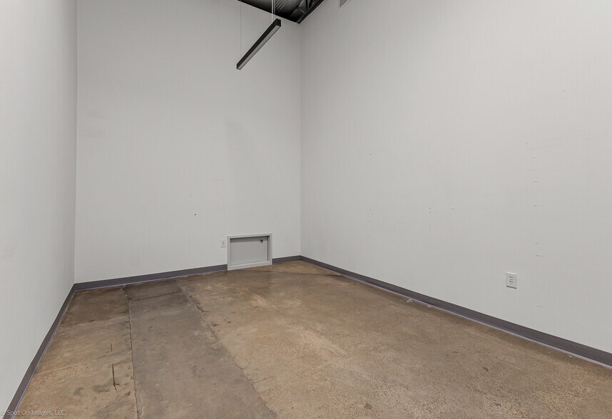 More Photos Of 1380 River Bend Dr, Dallas Office For Sale