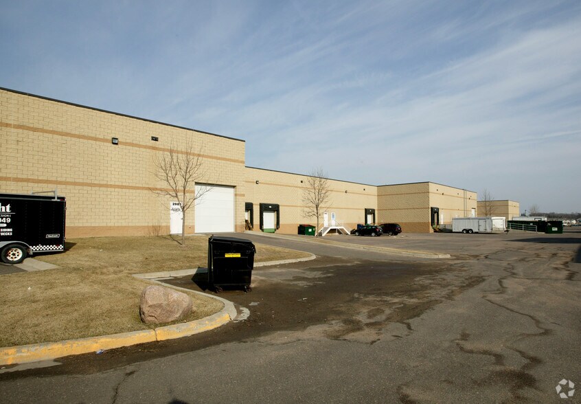 More Photos Of 2959-2995 Water Tower Pl, Chanhassen Showroom For Lease
