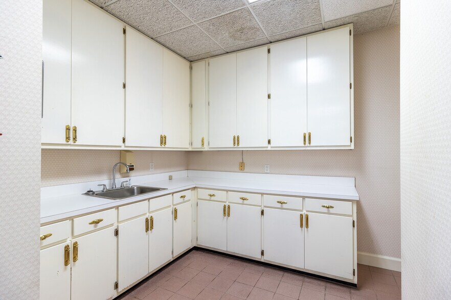 More Photos Of 1421 Ross Dr, Dalton Office For Sale